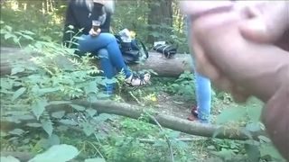 Мужик дрочит в лесу на глазах у молодых девушек и мощно кончает